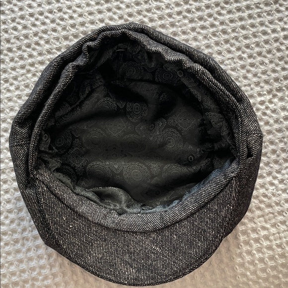 Classic Black Newsboy Cap - Picture 3 of 10